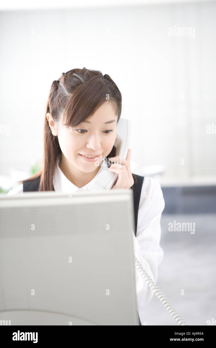 Giovane Donna che parla al telefono Foto Stock