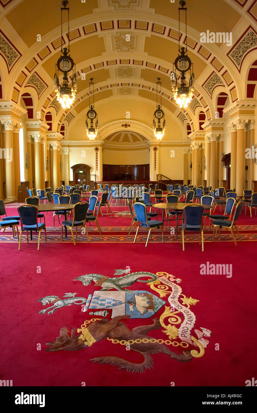 La ricostruita sala grande e lo stemma di Belfast a Belfast City Hall costruito nel 1906 nella contea di Antrim Irlanda del Nord Foto Stock
