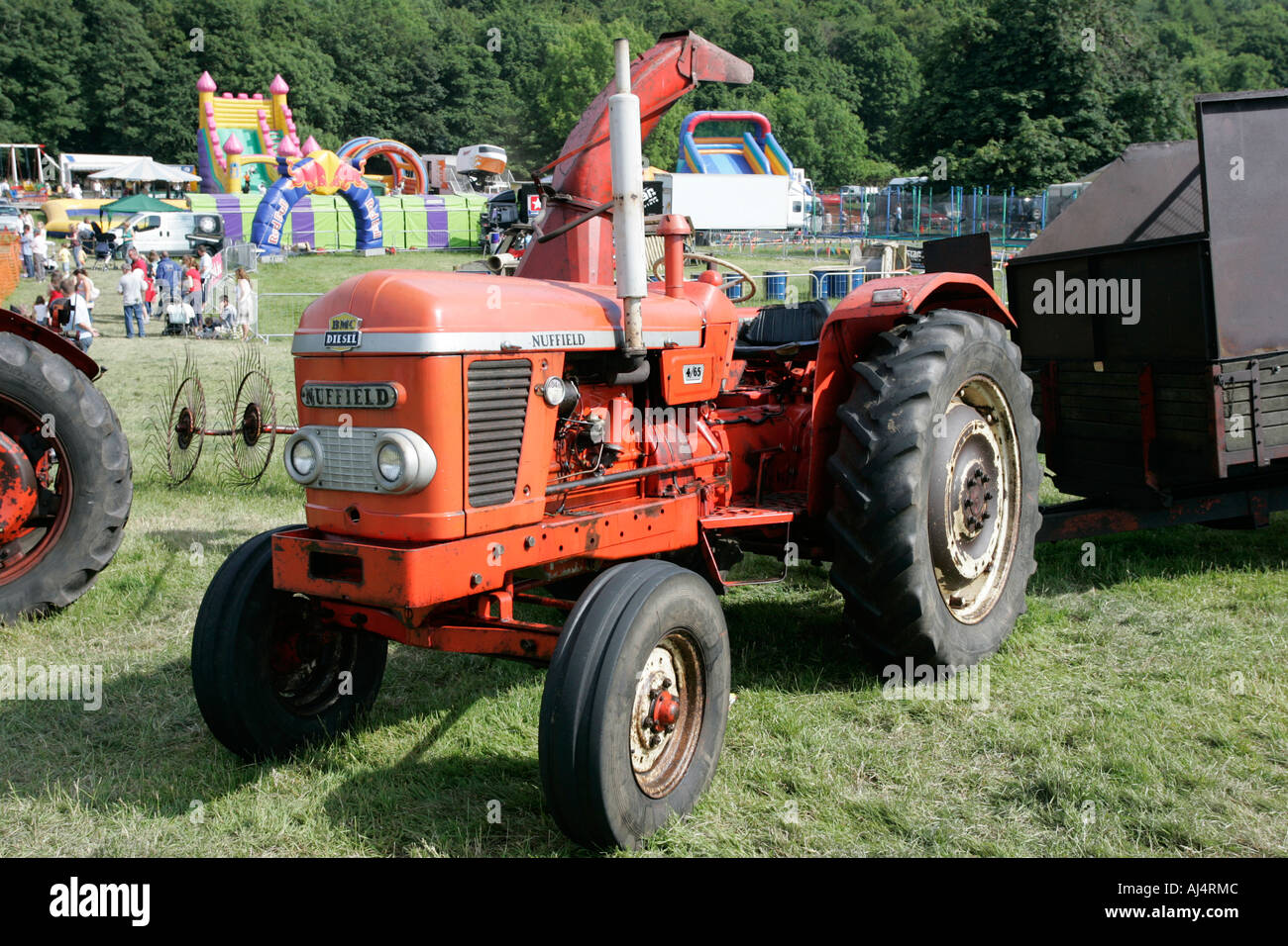 Il nuffield BMC gasolio 4 65 il trattore e il rimorchio durante l'annata il trattore al rally Glenarm Castle open day Foto Stock