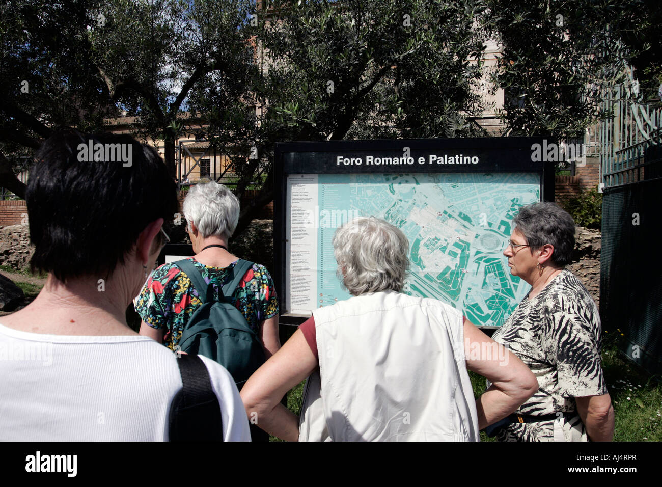 I turisti al Foro Romano e Palatino Roma Italia Foto Stock