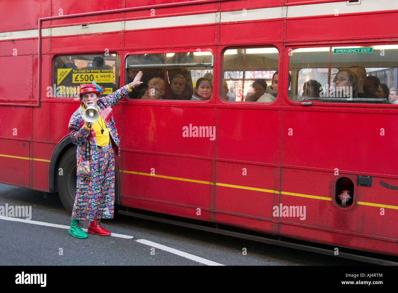 Clown in Oxford Street attirando l attenzione London REGNO UNITO Foto Stock