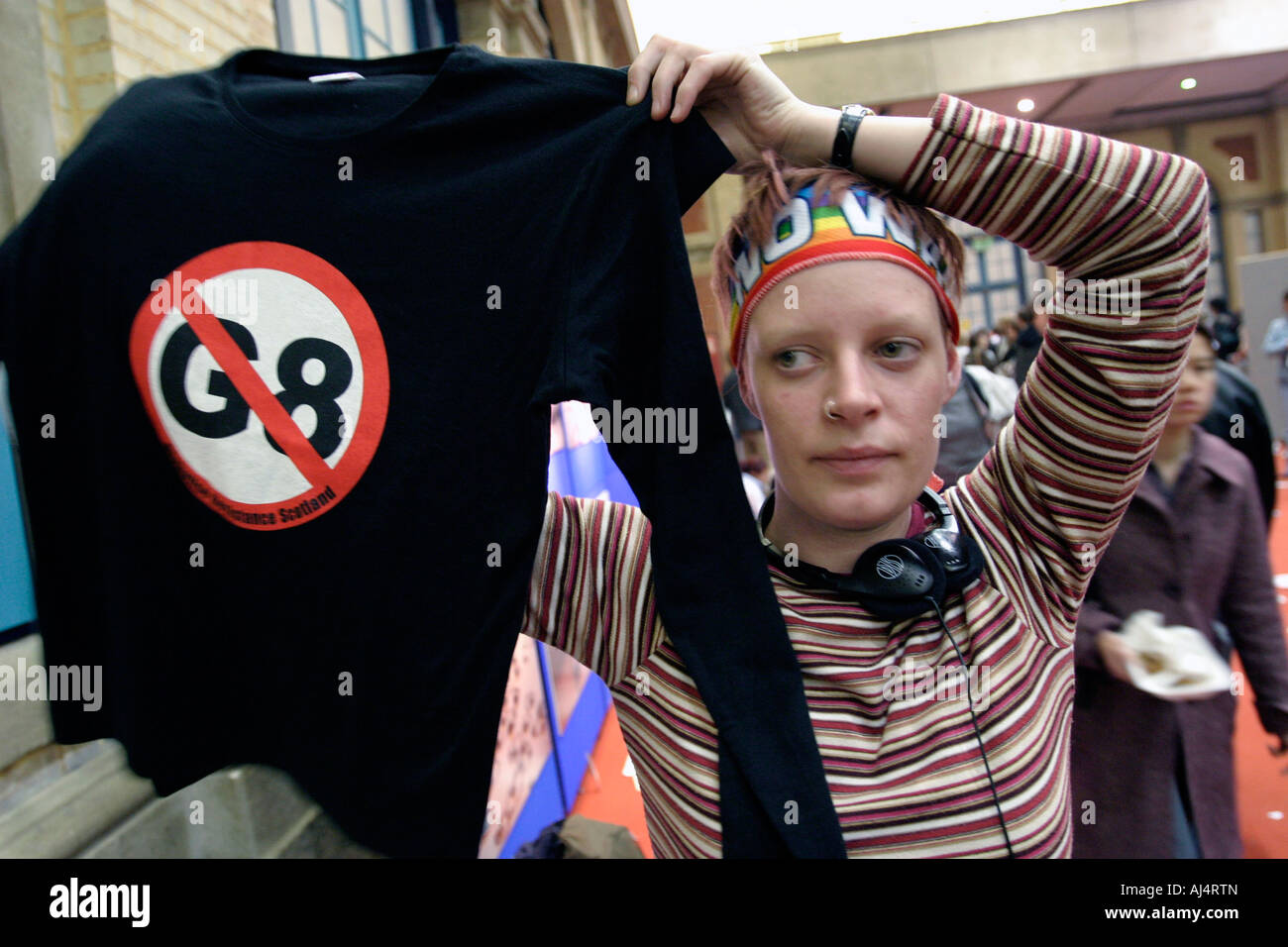 Ragazza la vendita delle T-shirt al Forum Sociale Europeo di Londra Foto Stock