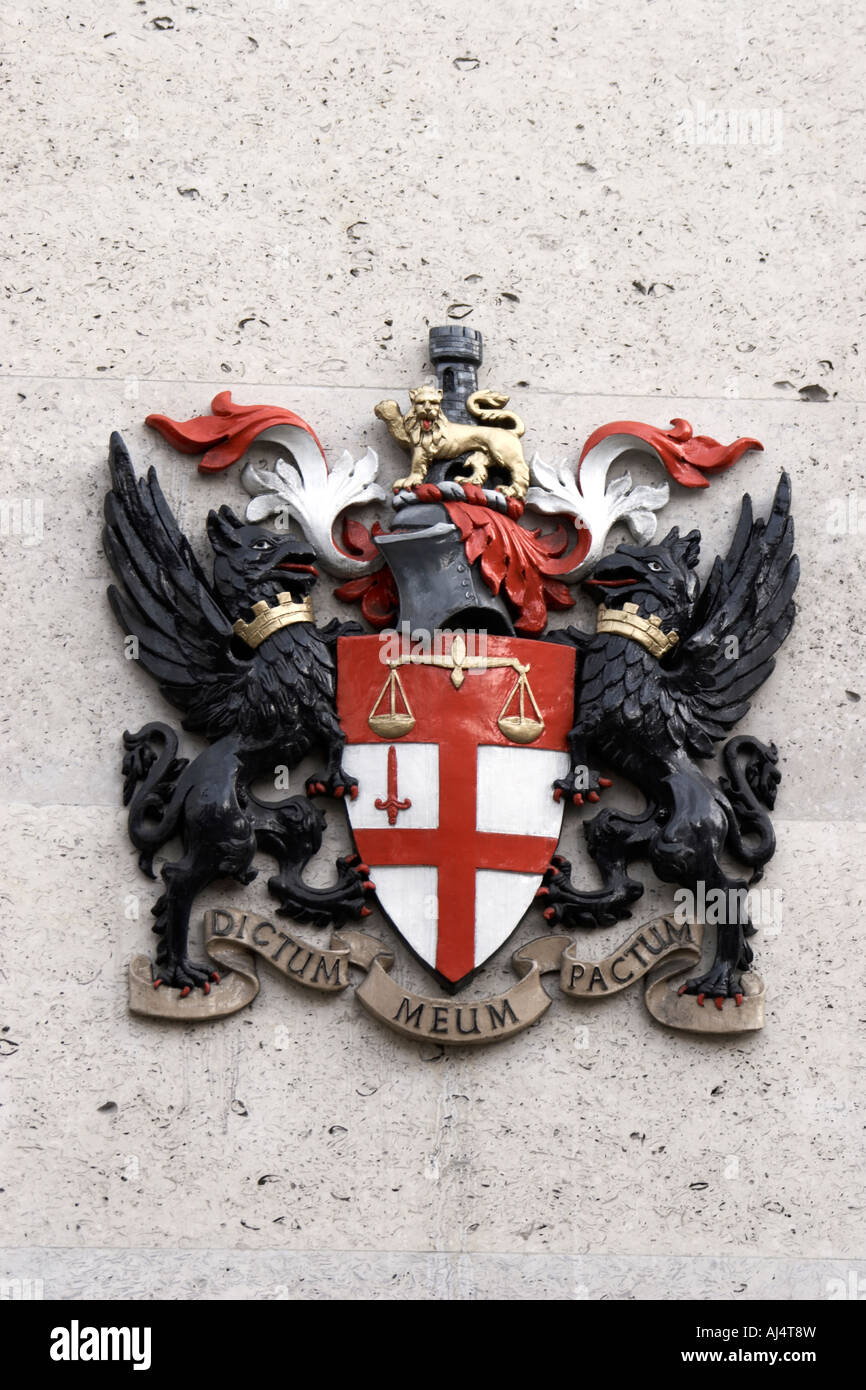 Il logo di cresta segno sulla parete al di fuori borsa di Londra City of London EC4 Inghilterra Foto Stock