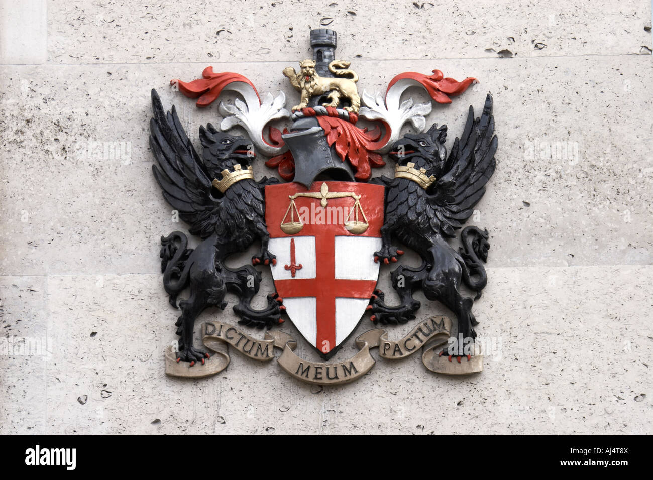 Il logo di cresta segno sulla parete al di fuori borsa di Londra City of London EC4 Inghilterra Foto Stock