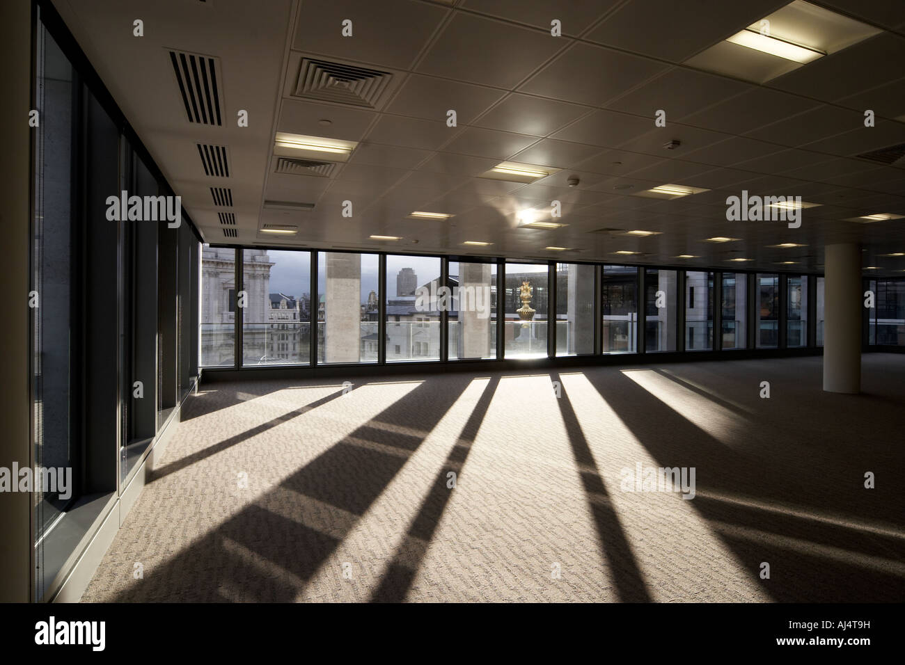 Ufficio vuoto piano dell'edificio nella città di Londra EC4 Inghilterra Foto Stock