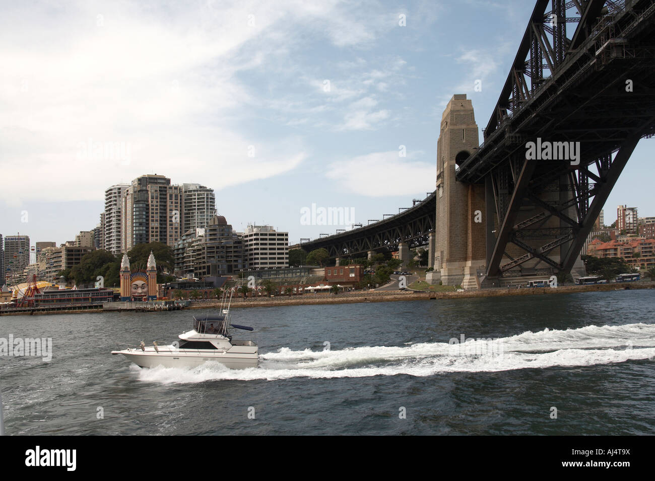 Motorino velocità di lancio barca cruiser con il Ponte del Porto di Sydney, Nuovo Galles del Sud Australia NSW Foto Stock