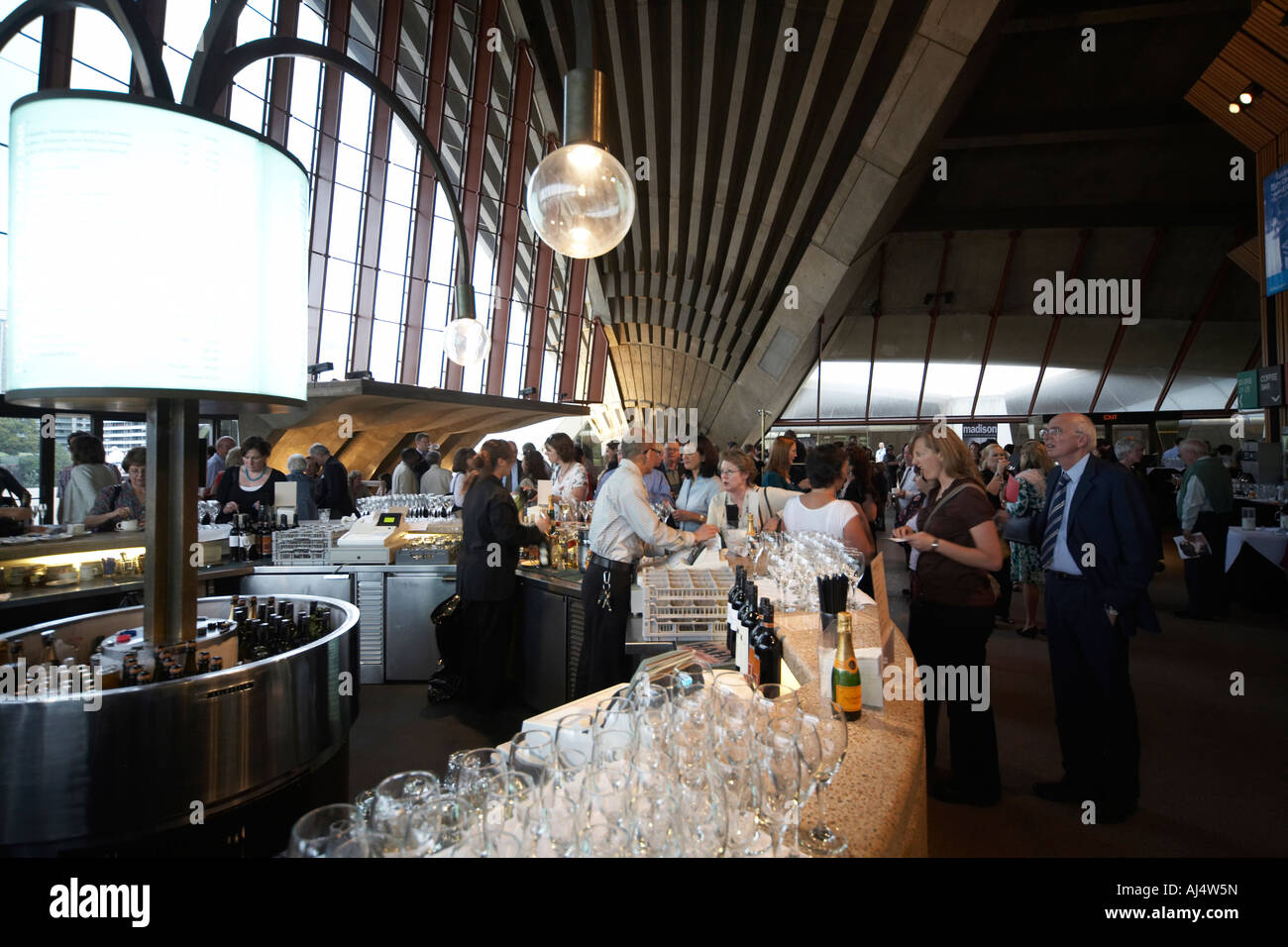 Persone di andare per il balletto nel foyer bar area della Opera House di Sydney, Nuovo Galles del Sud Australia NSW Foto Stock