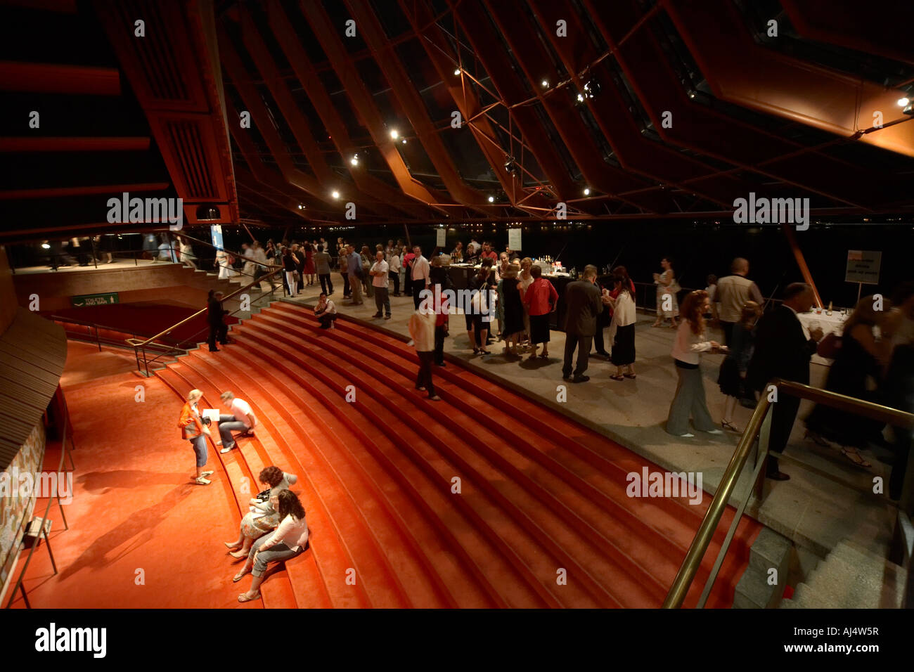 Le persone che si recano al balletto intervallo avente un drink nella hall bar area della Opera House di Sydney, Nuovo Galles del Sud Australia NSW Foto Stock
