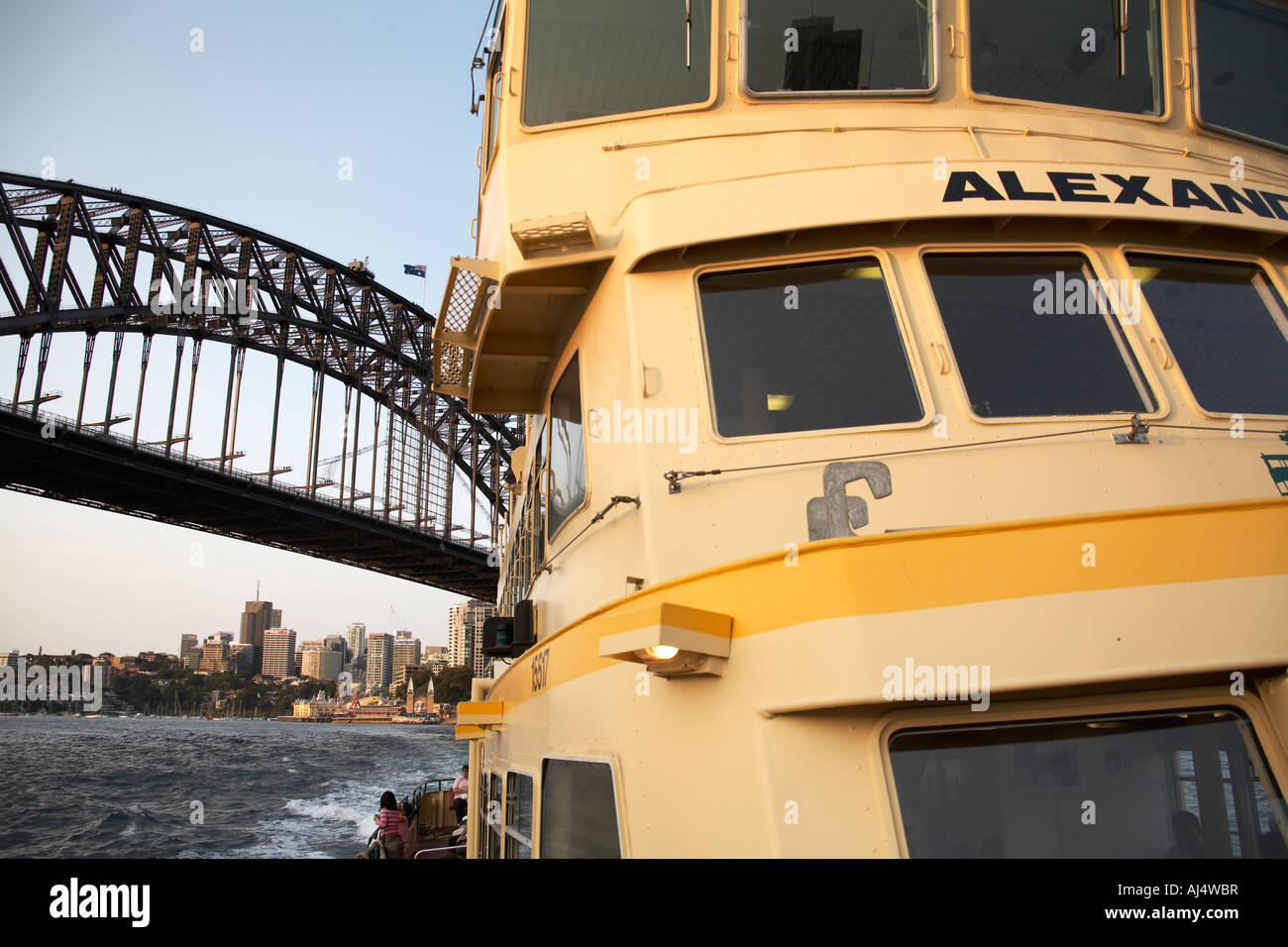 Harbour Bridge al di là di traghetto a caldo della luce della sera Sydney New South Wales NSW Australia Foto Stock
