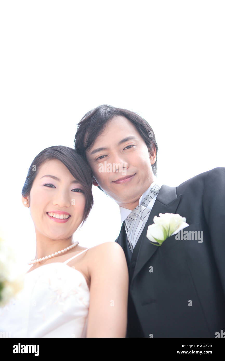 Sposa e lo sposo guardando la fotocamera Foto Stock