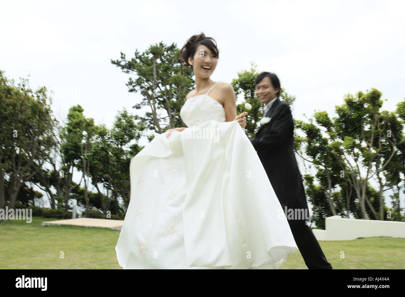 Sposa e lo sposo in esecuzione sul prato Foto Stock