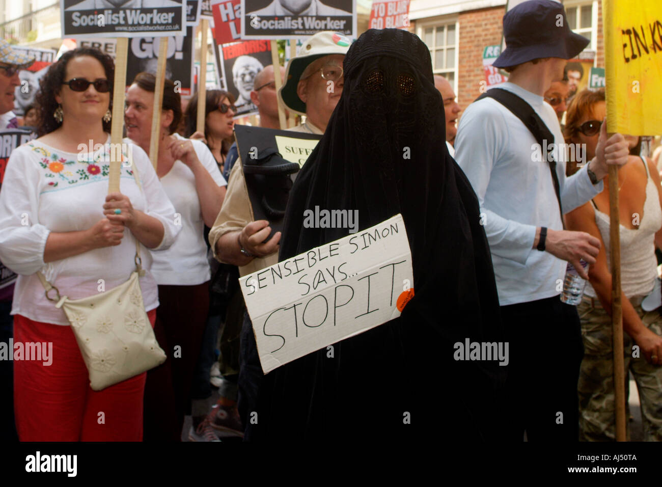 Una donna in abito occidentale e una donna musulmana in abito islamico di protestare contro la guerra in Libano. Copyright Terence mazzetto Foto Stock