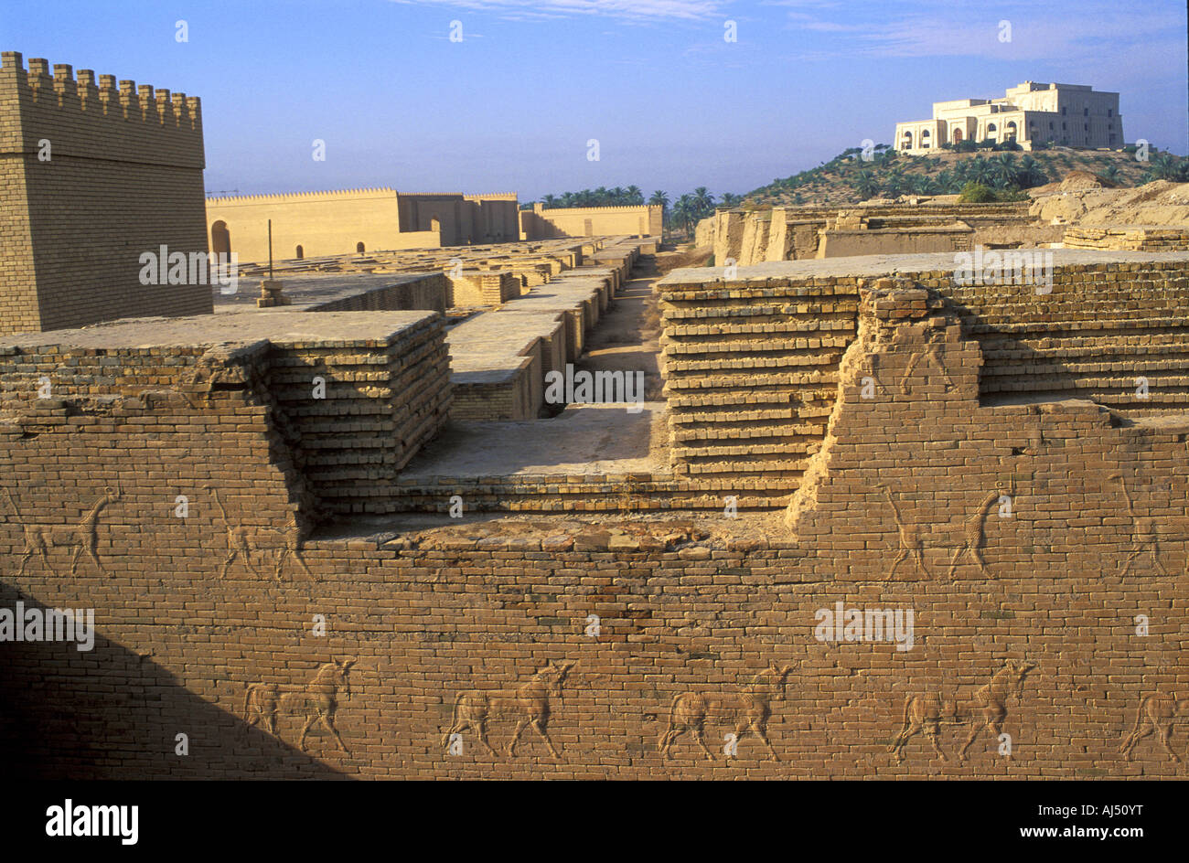 Antica città di Babilonia e figure di animali su pareti Iraq Foto Stock
