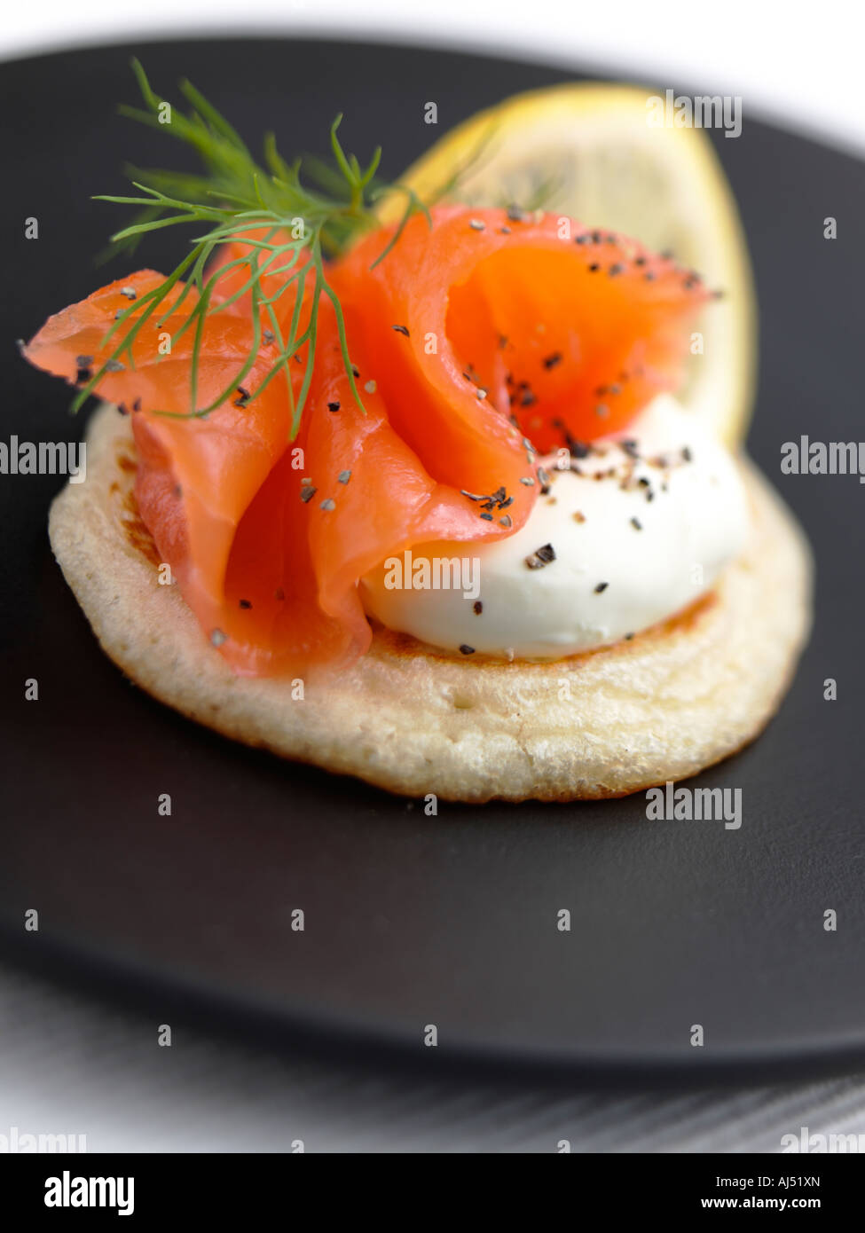 La prima colazione il salmone affumicato blini Foto Stock