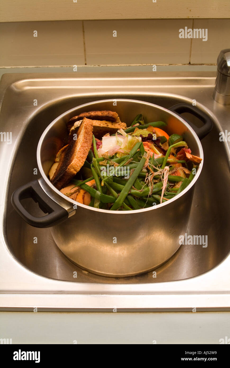 Una miscela di scarti da cucina in una pentola per il compostaggio, l'alimentazione di un allevamento di vermi o per i polli Foto Stock