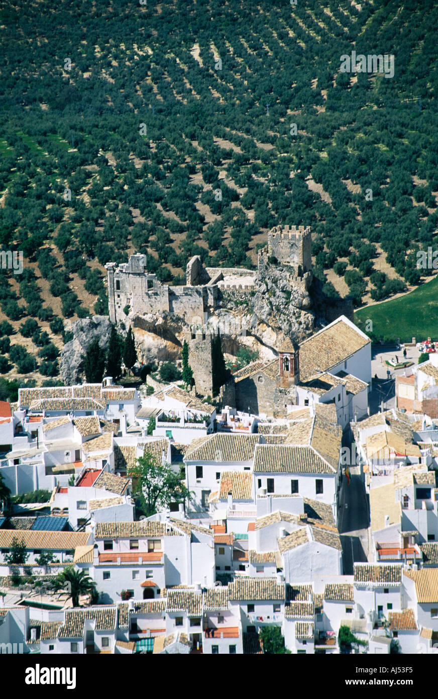 Villaggio bianco di Zuheros in provincia di Cordoba oliveti parco naturale villaggio bianco andalusia Foto Stock