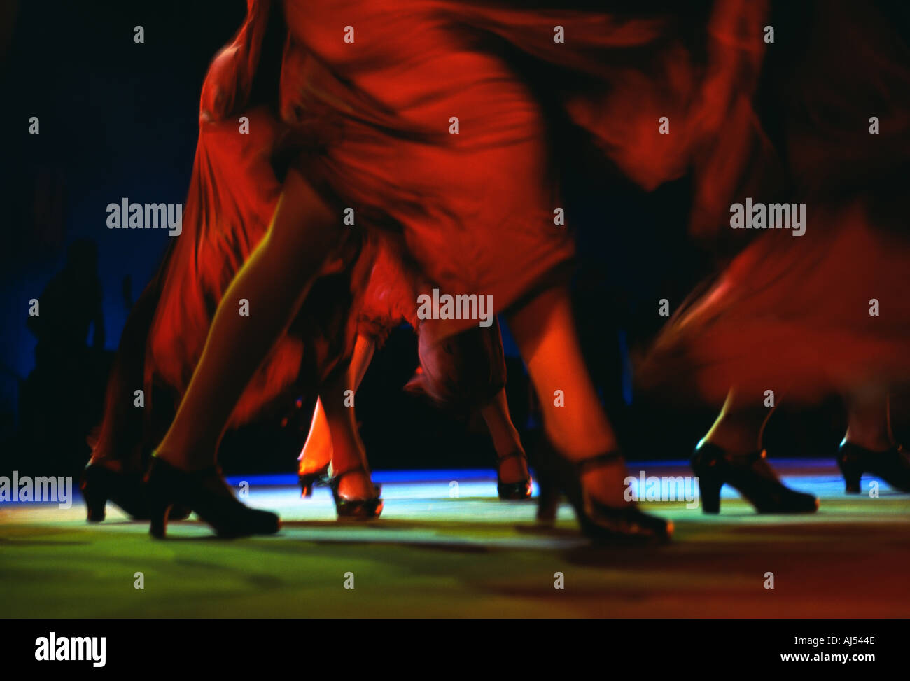 Spagna Flamenco danza sul palco live performance flamenco piedi e vorticoso abiti rosso Andalusia Andalusia Spagna Foto Stock