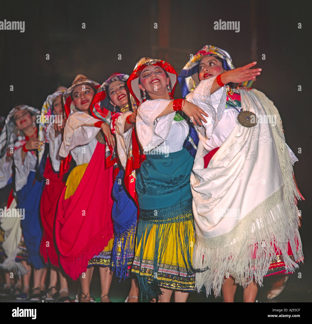 Una linea di sei donne Jacchigua Folklore ballerini in linea sul palco in Quito città nel distretto di Pichincha Ecuador America del Sud Foto Stock