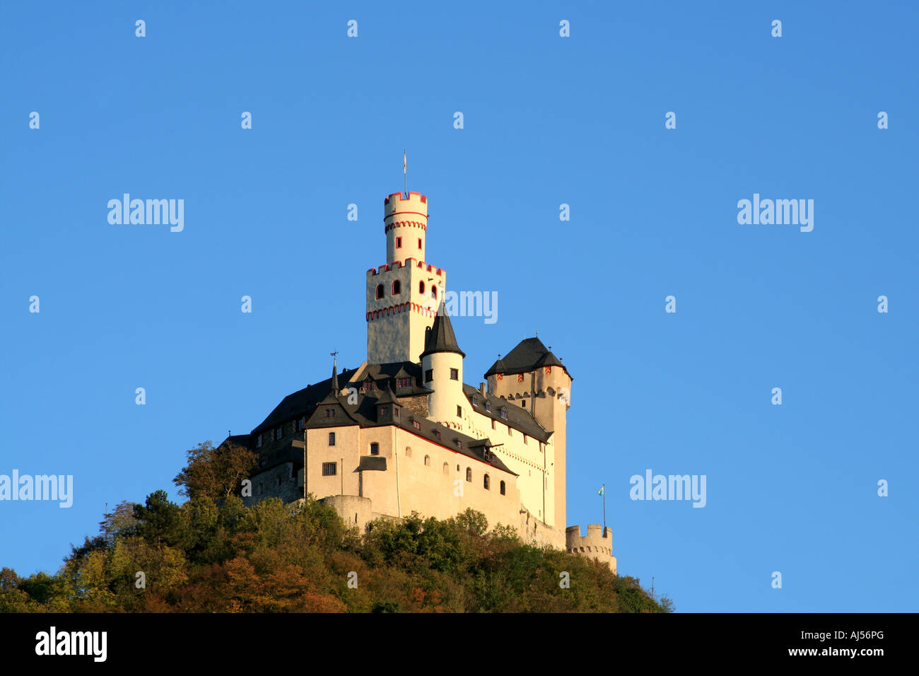 Il Marksburg castello sopra la città di Braubach Renania Palatinato Germania Europa Foto Stock