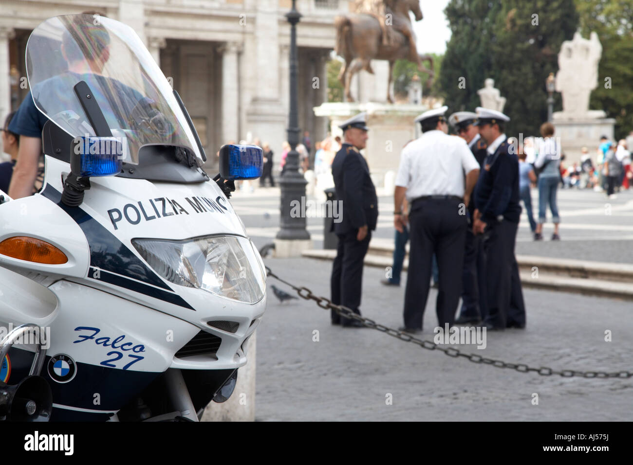 La polizia municipale di stand in chat con lo sfondo dietro di polizia moto in Campidoglio a Roma Lazio Italia Foto Stock