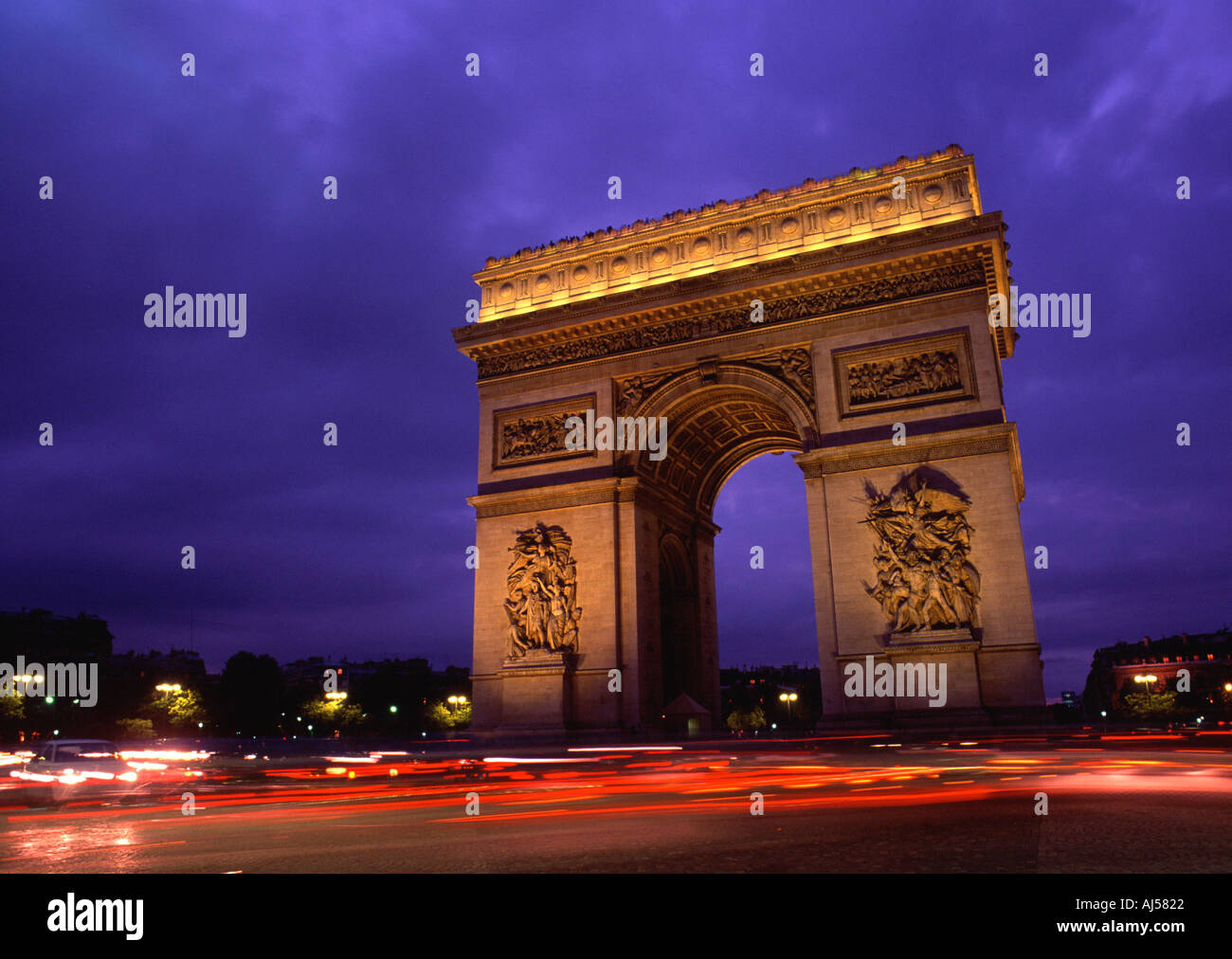 Parigi Francia famoso Arc de Triomphe monumento al tramonto Foto Stock