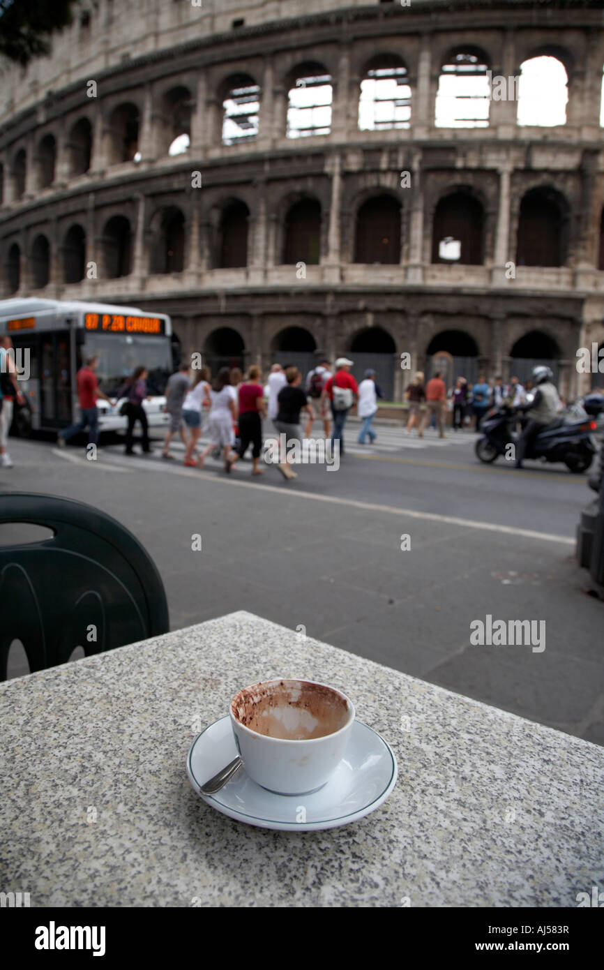 Mezza piena tazza di cappuccino su un street cafe tabella accanto al Colosseo Roma Lazio Italia Foto Stock