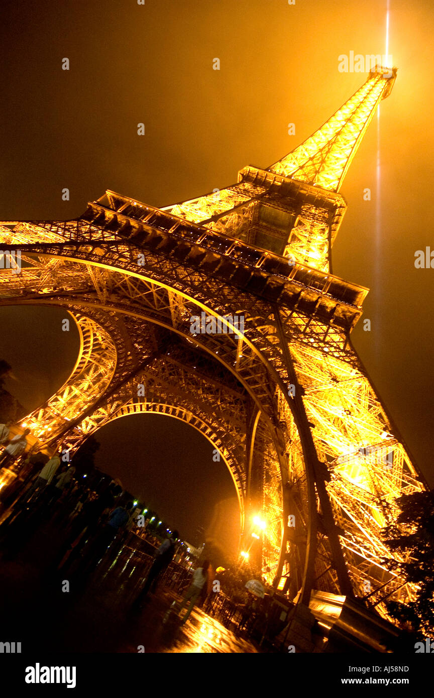 Una foto originale della torre Eiffel di notte, a Parigi, Francia. Nuvole  che passa sopra la parte superiore conferiscono un aspetto fiery Foto stock  - Alamy