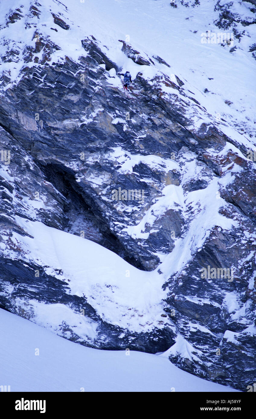 Uno sciatore scende un solido 100ft cliff jump a Tignes Francia Foto Stock