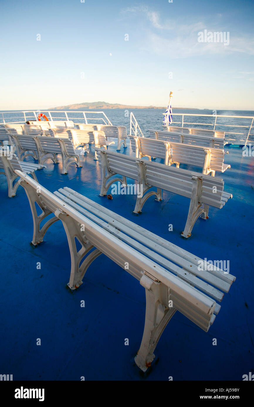 Viaggio in barca tra le isole delle Azzorre di Santa Maria e Sao Miguel Santa Maria è all'orizzonte Azzorre Portogallo Foto Stock