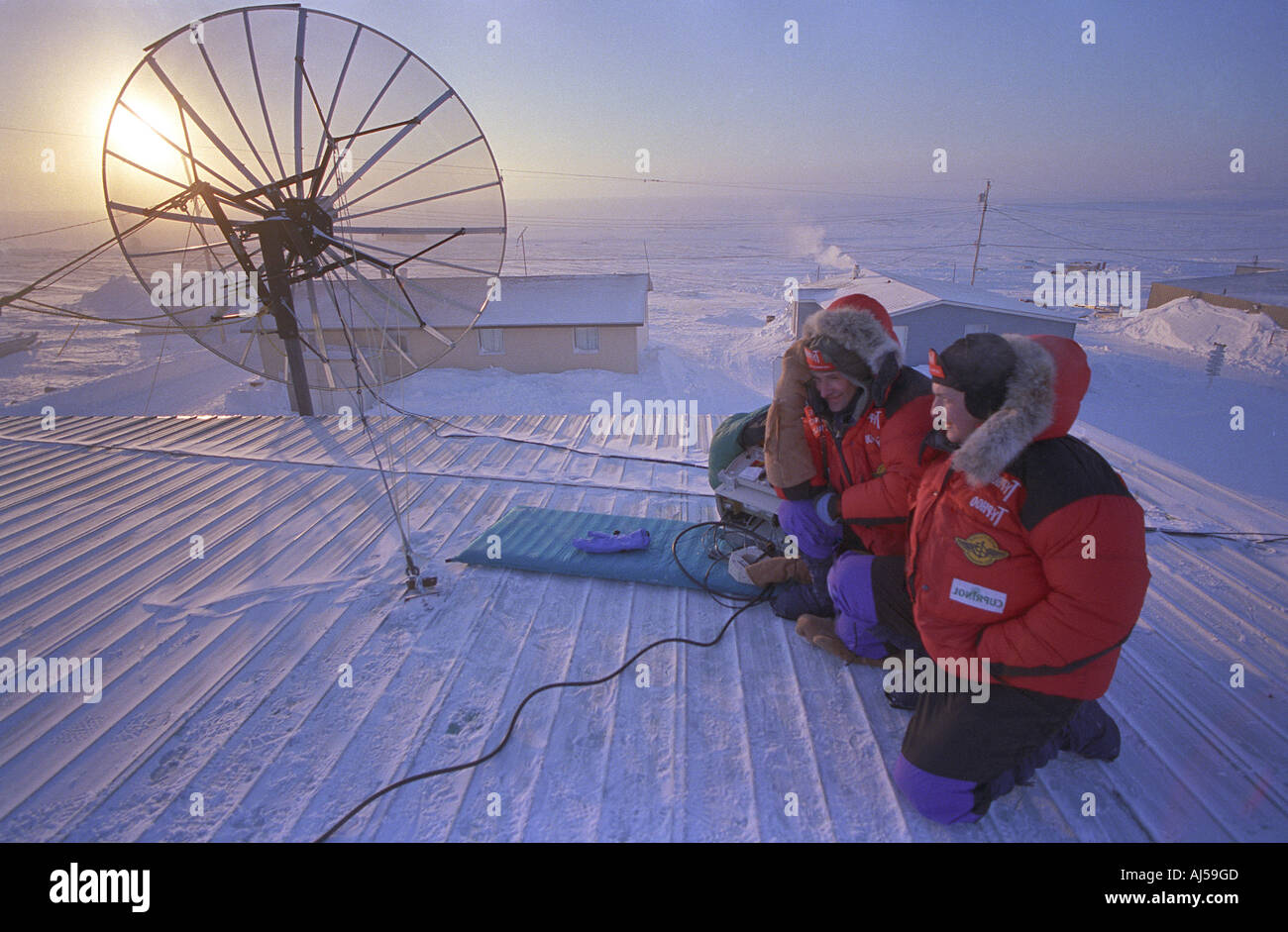 David Hempleman Adams utilizza un telefono satellitare di chiamare la sua famiglia da Resolute Bay in Canada s alta Arctic Foto Stock