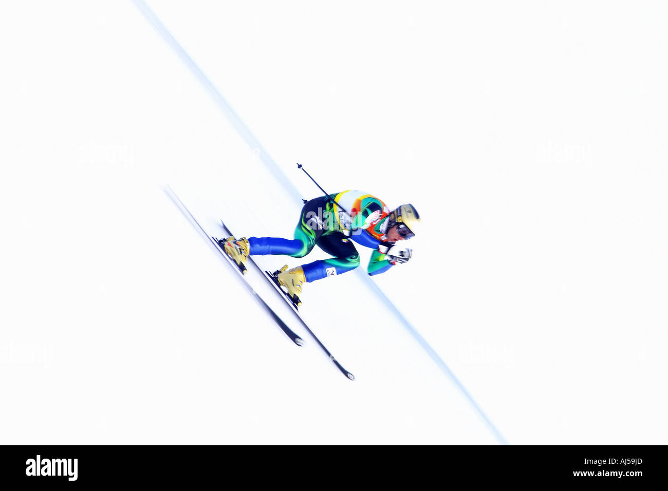 Sciatore hurtles giù race course durante una coppa del mondo in val d'isere sulle Alpi francesi Foto Stock