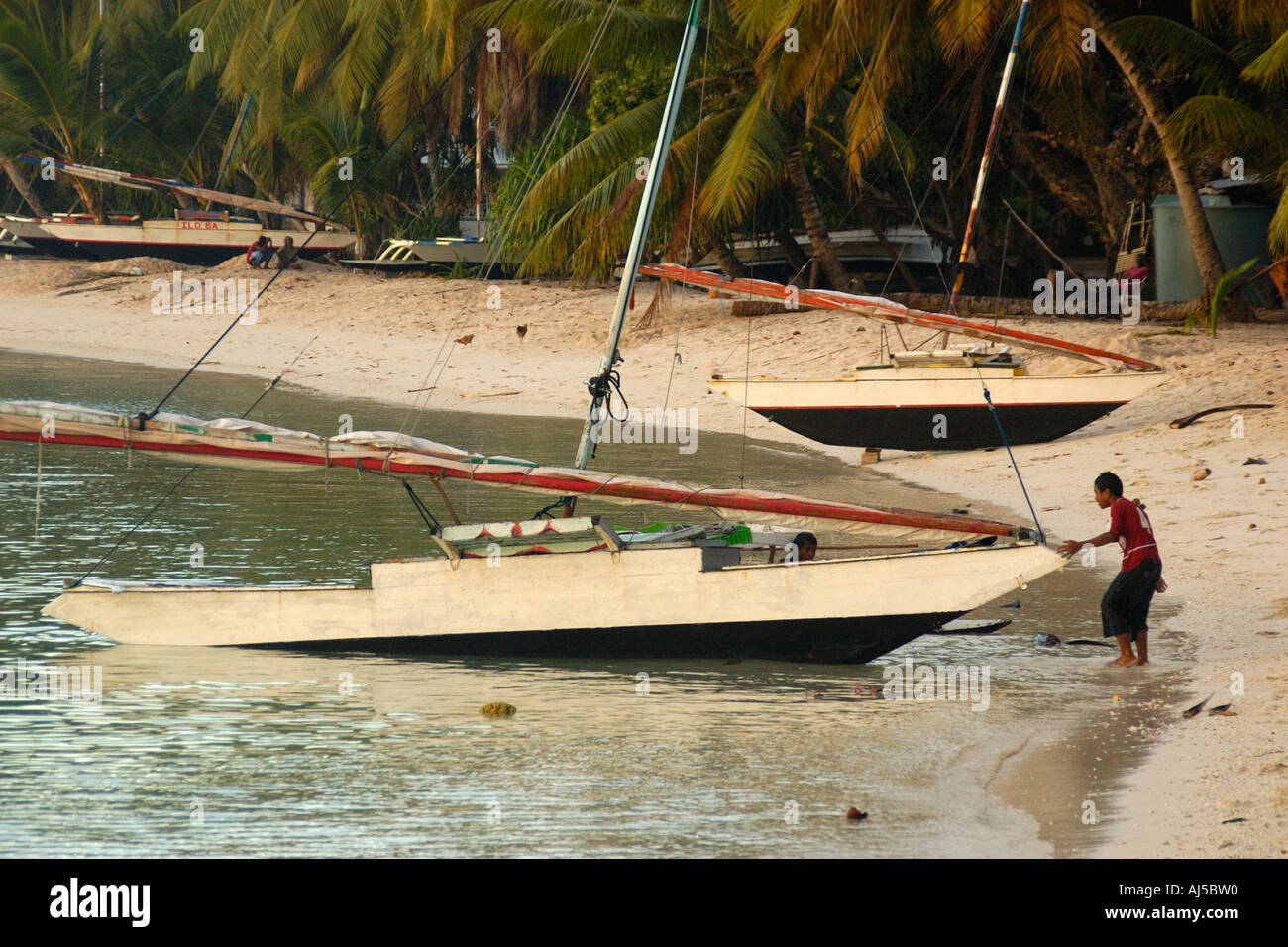 Isolani nativo e tradizionale canoa outrigger Ailuk atollo delle Isole Marshall del Pacifico Foto Stock