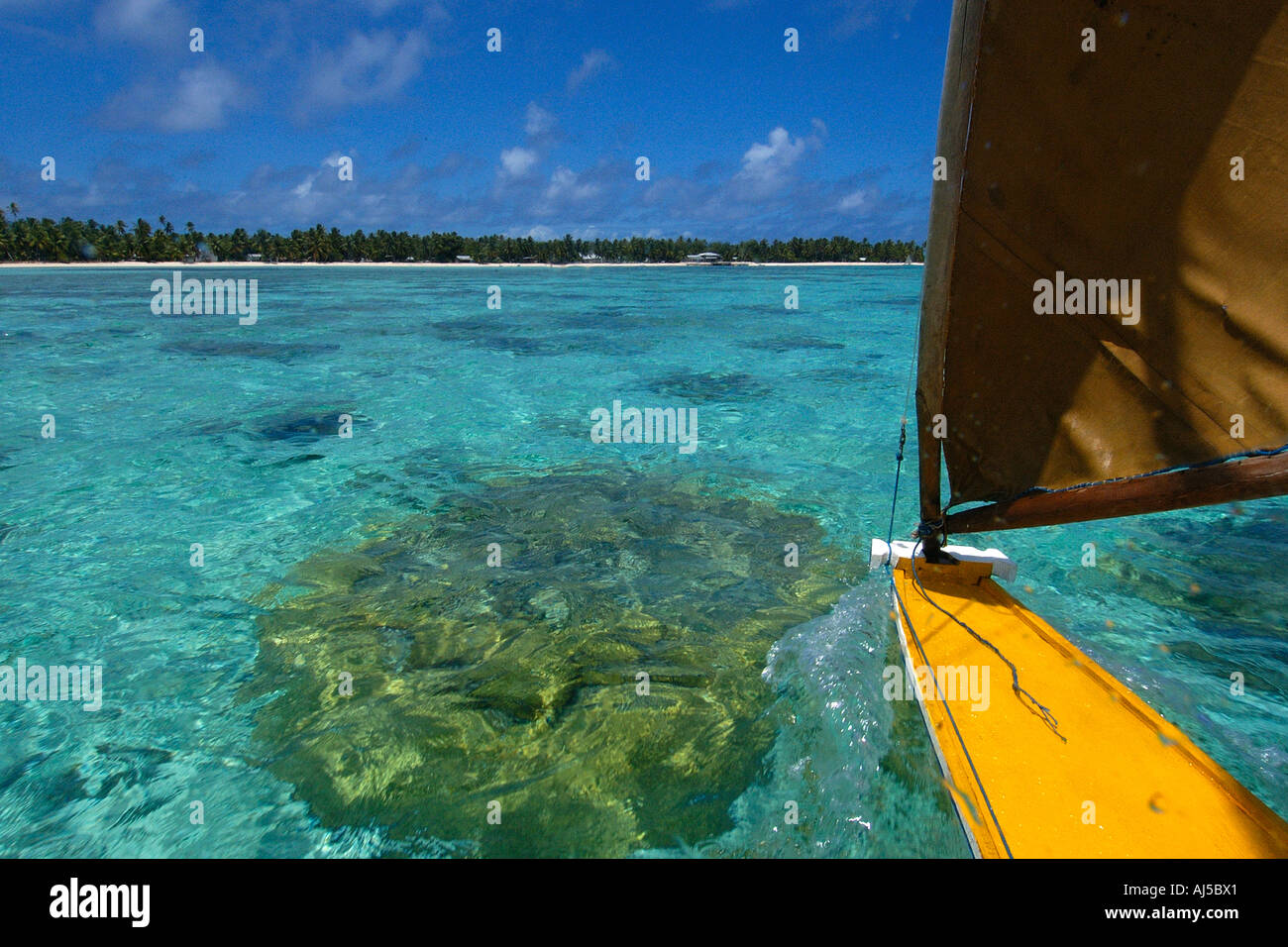 In sella a una tradizionale canoa outrigger Ailuk atollo delle Isole Marshall del Pacifico Foto Stock