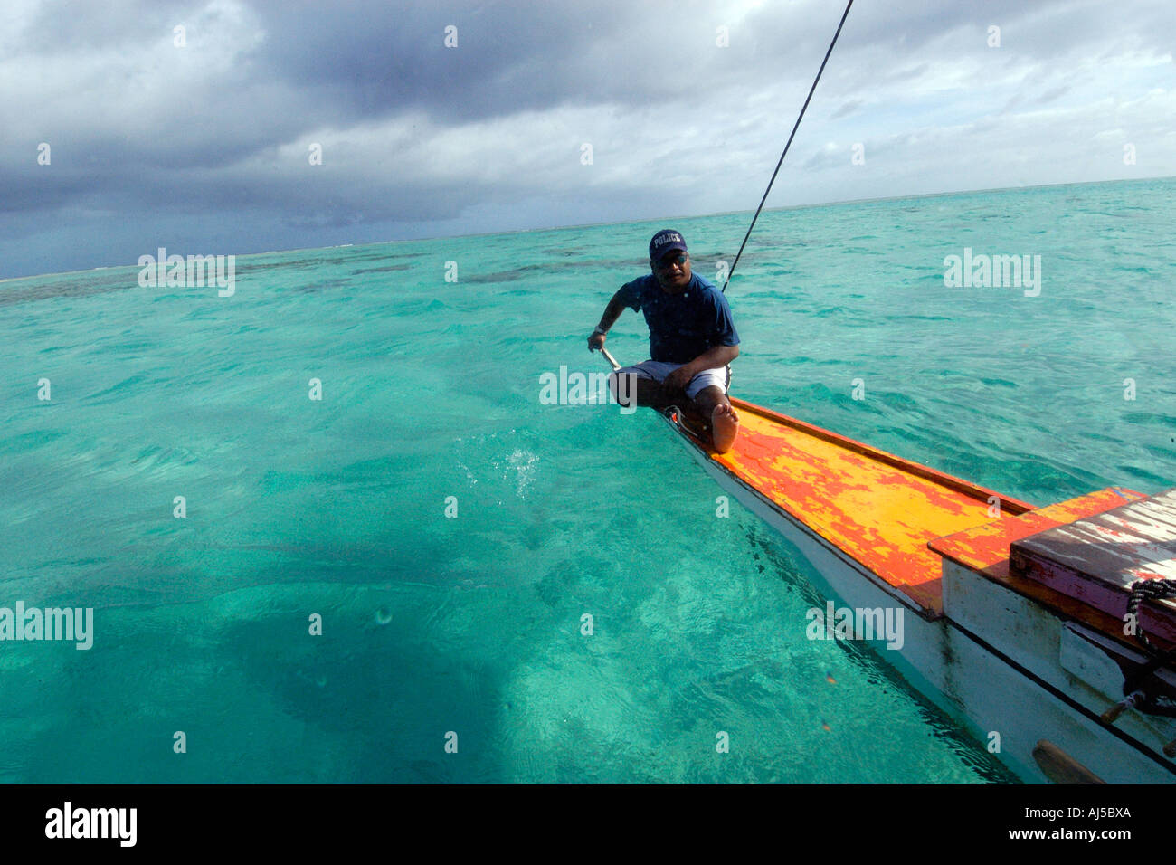 Uomo Marshalhese sterzatura di un tradizionale canoa outrigger Ailuk atollo delle Isole Marshall del Pacifico Foto Stock