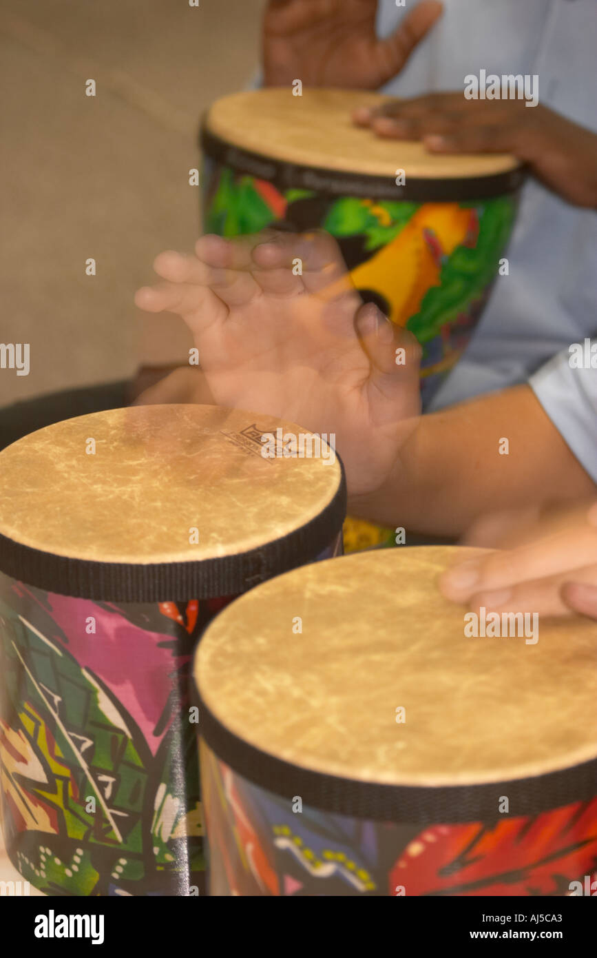 Foto di tre tamburi musicali con battendo le mani Foto Stock