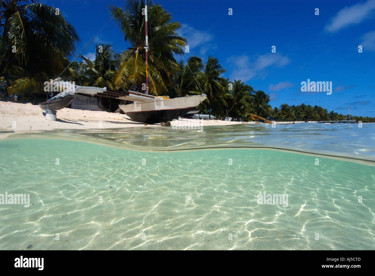 Tradizionale canoa outrigger sulla spiaggia Ailuk atollo delle Isole Marshall del Pacifico Foto Stock