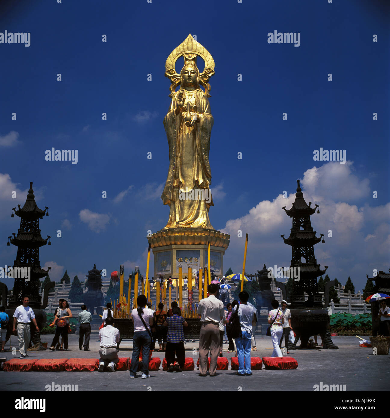 Statua dorata di Bodhisattva, Guangdong, Cina Foto Stock