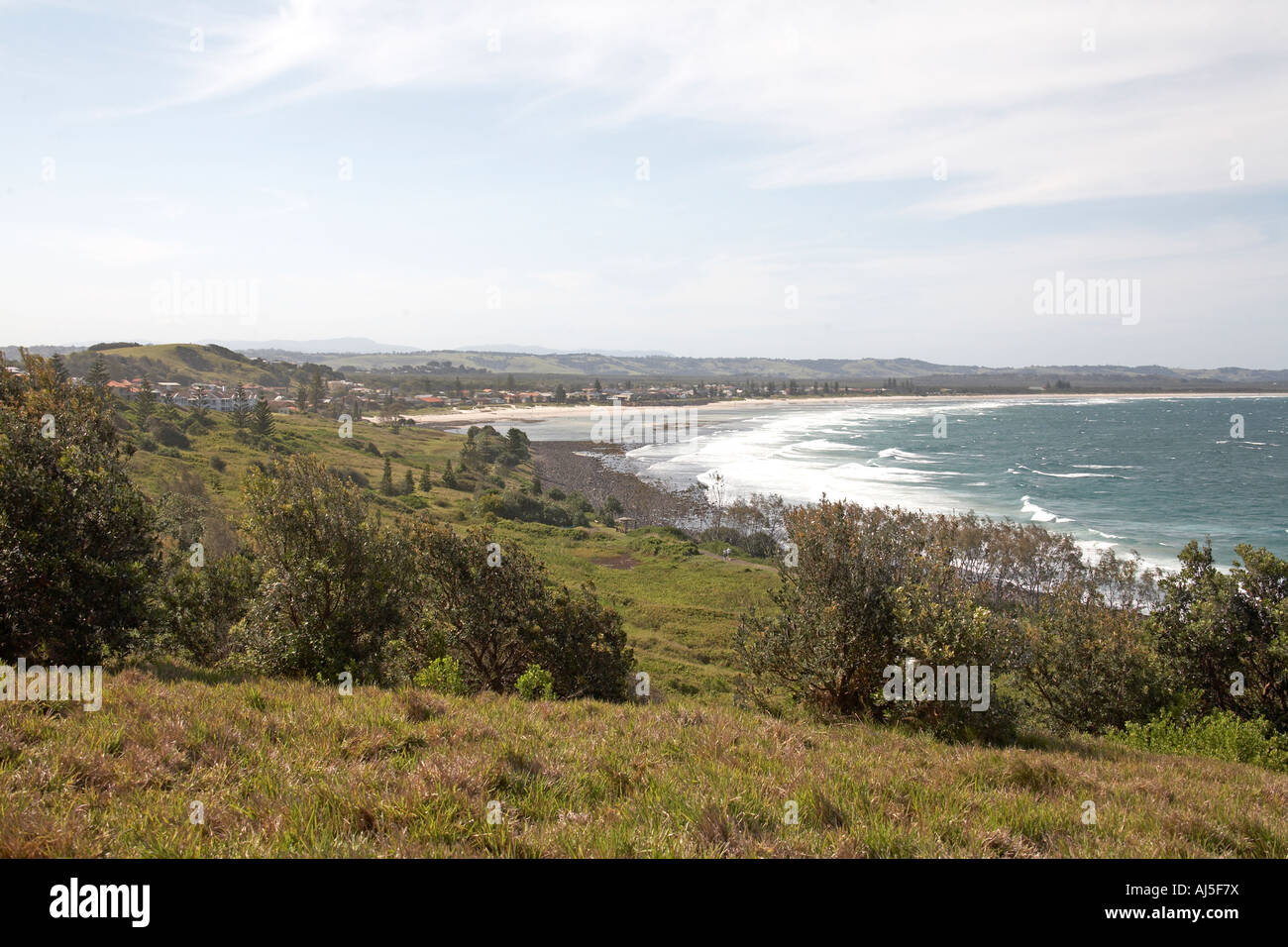 La spiaggia e la città di Lennox Head con le colline dal mare nel Nuovo Galles del Sud Australia NSW Foto Stock