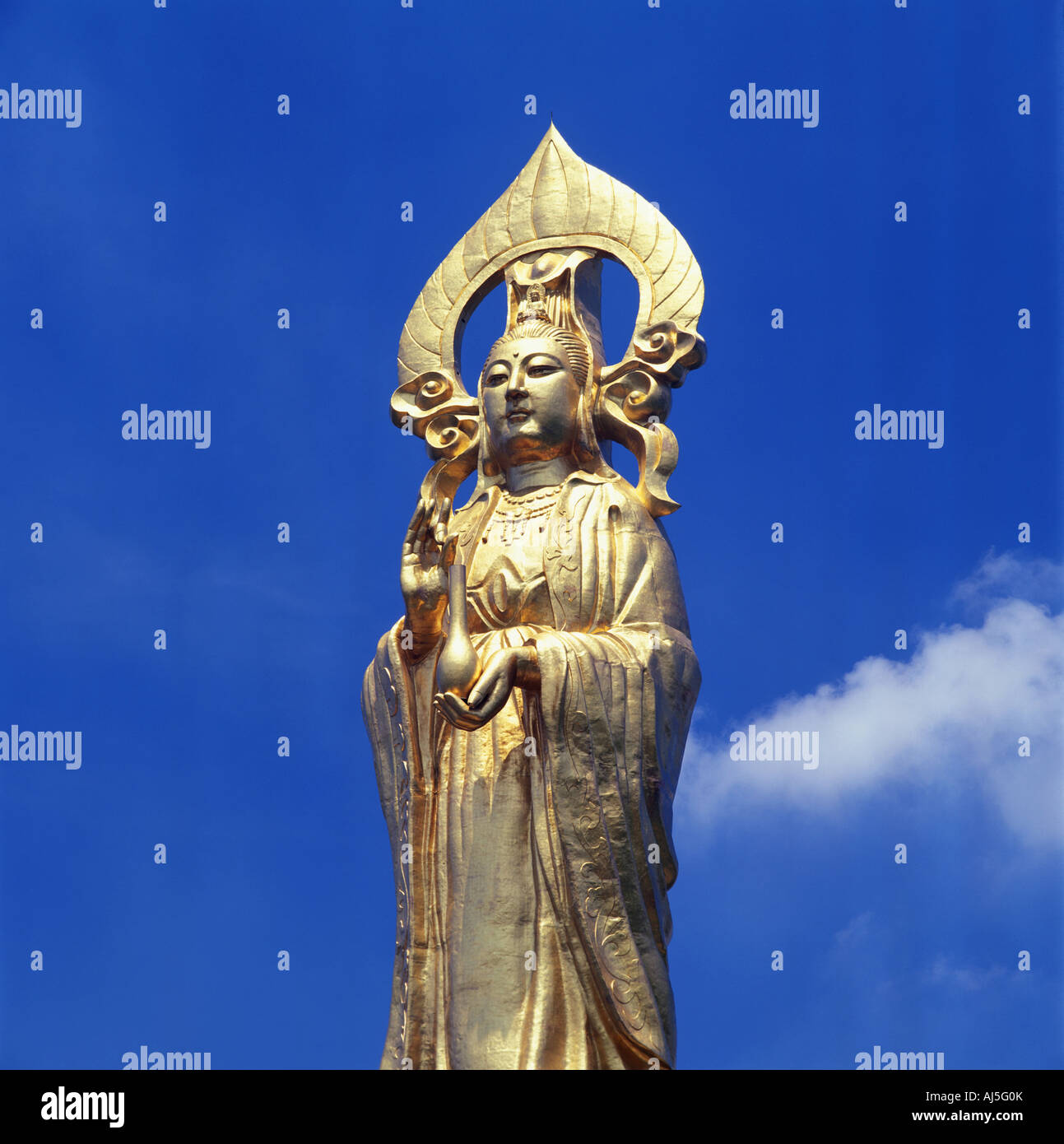 Statua dorata di Boddhisatva Foto Stock