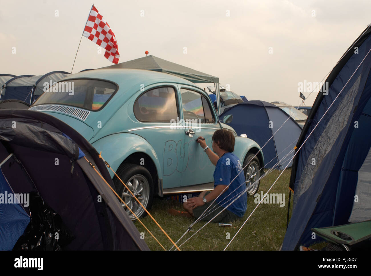 Uomo al 2005 VW Festival Bugjam Foto Stock