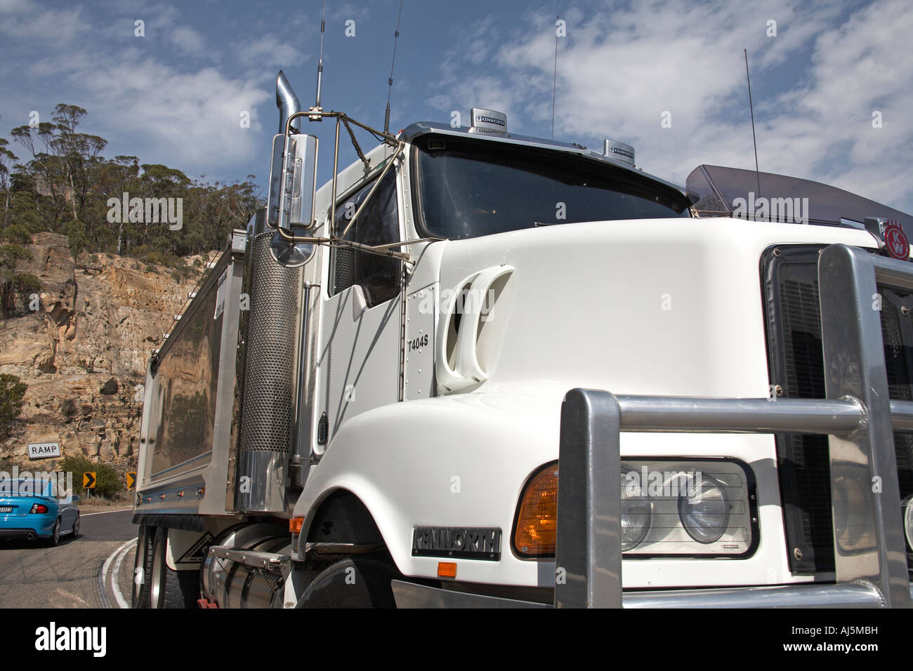 Grande camion su strada nelle Blue Mountains del Nuovo Galles del Sud Australia NSW Foto Stock