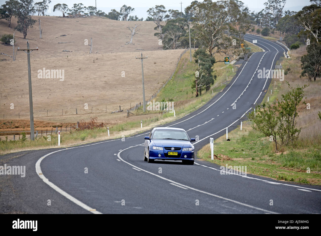 Strada con tornanti e auto in campagna delle Blue Mountains New South Wales NSW Australia Foto Stock