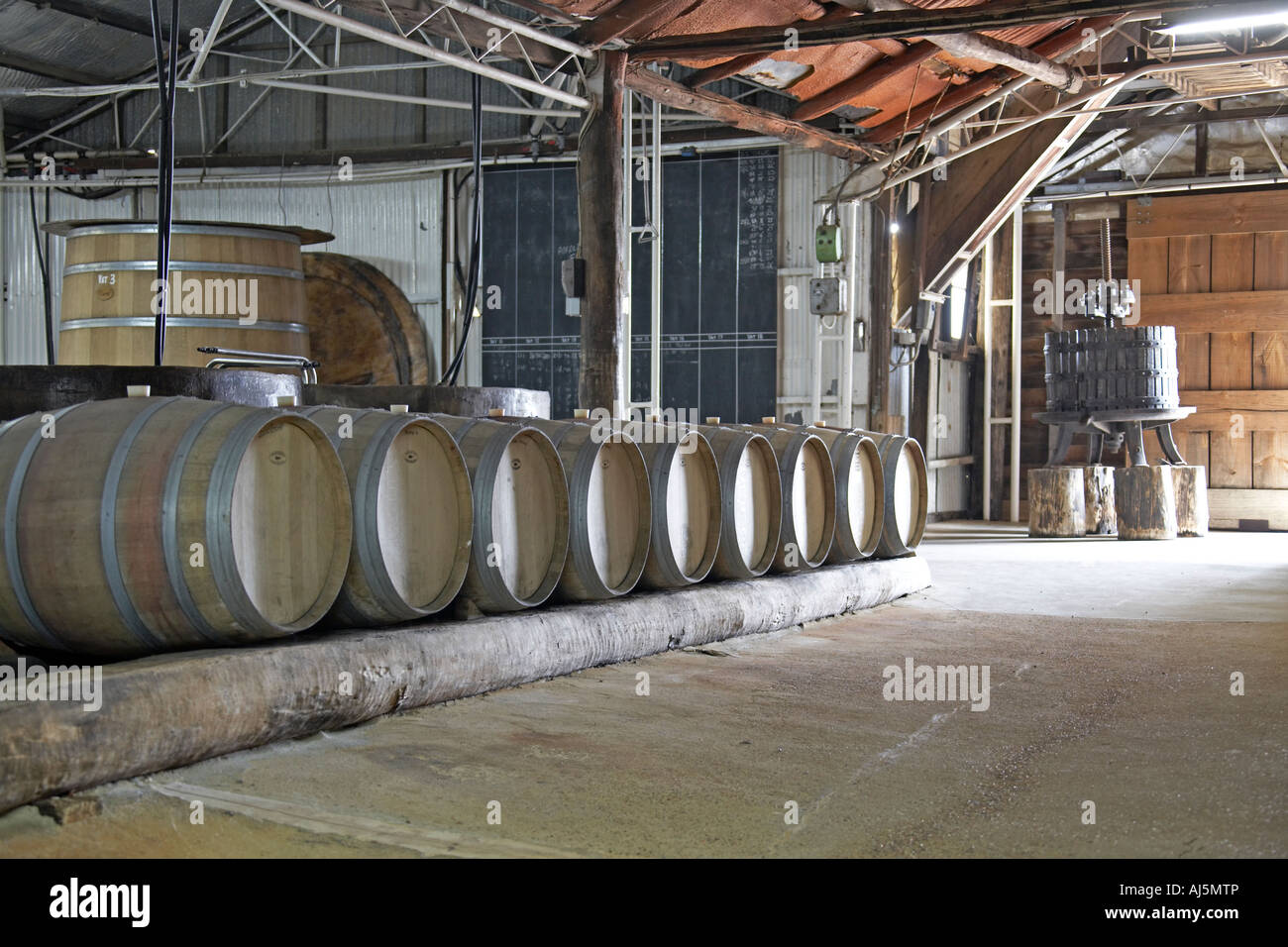 Oak barrells in Tyrrell s Cantina Vini nella Hunter Valley Wine area crescente del New South Wales NSW Australia Foto Stock