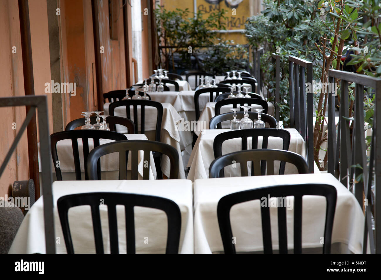 Tabelle vuote stabiliti in attesa per i clienti in Trastevere Roma Lazio Italia Foto Stock