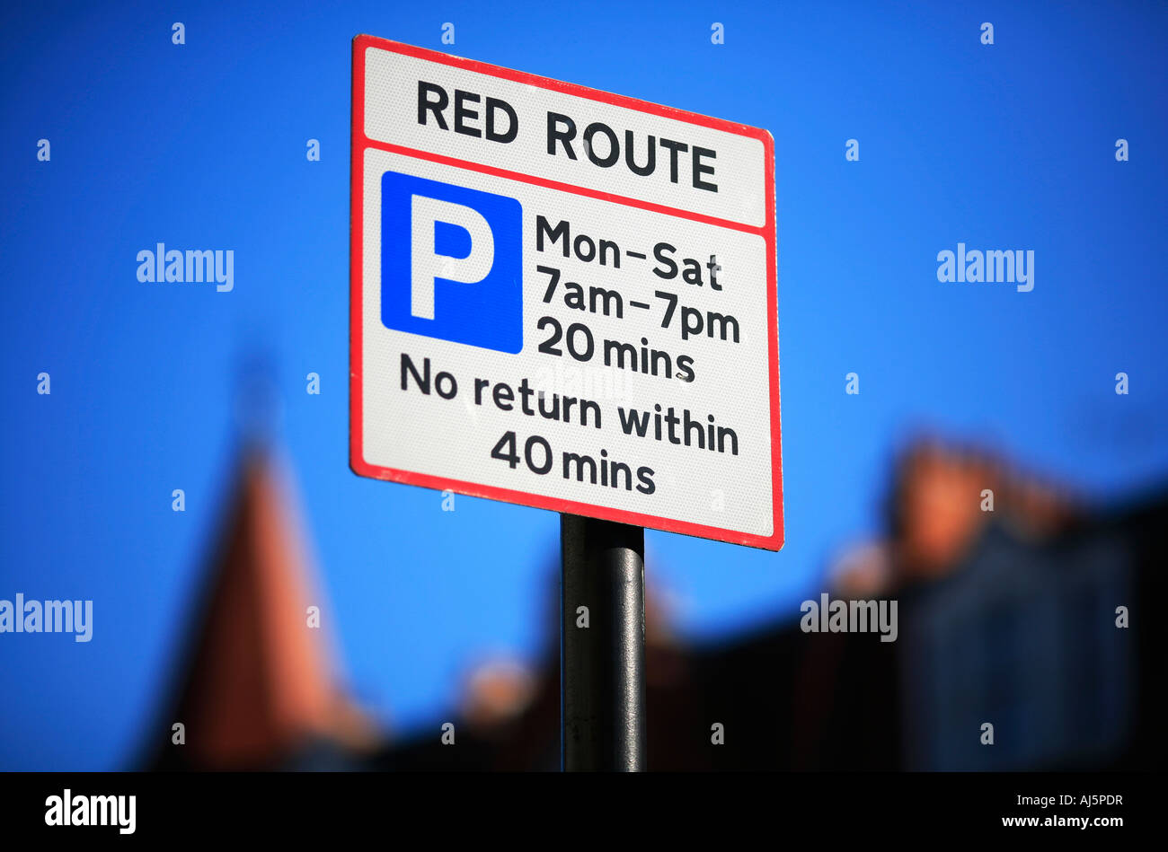 Percorso rosso segno sulla strada principale a Londra Foto Stock