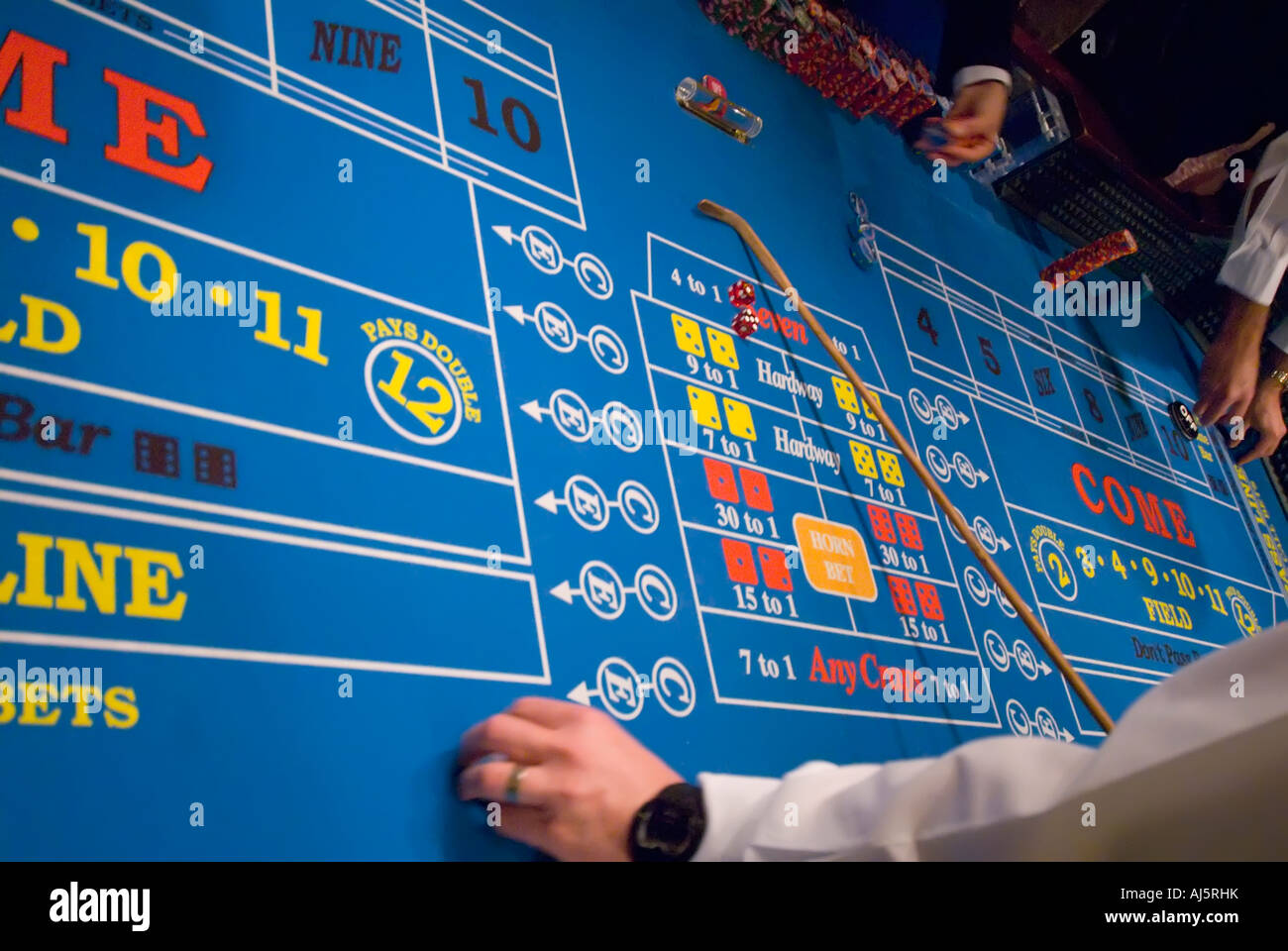Il gioco d'azzardo tavolo da craps dipendenza azione coinvolgente Casino gioco d'azzardo gioco azzardo croupier dealer chip di mani di gioco di gioco d'azzardo gam Foto Stock