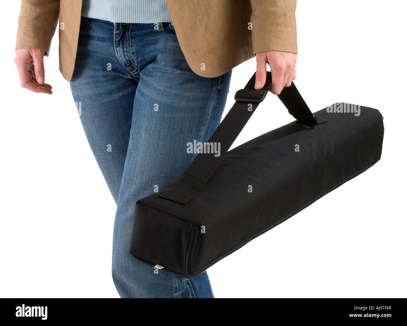 Una giovane donna porta in borsa uno stand aziendale indipendente. Foto Stock