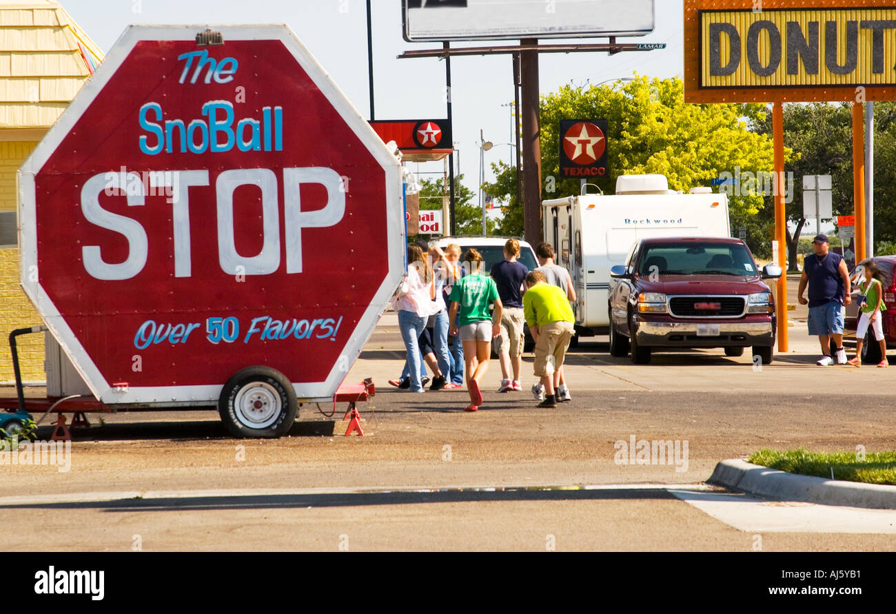 I ragazzi si fermano per i coni di neve alla FERMATA DI SnoBall in una giornata di sole a Canyon, Texas. STATI UNITI. Foto Stock