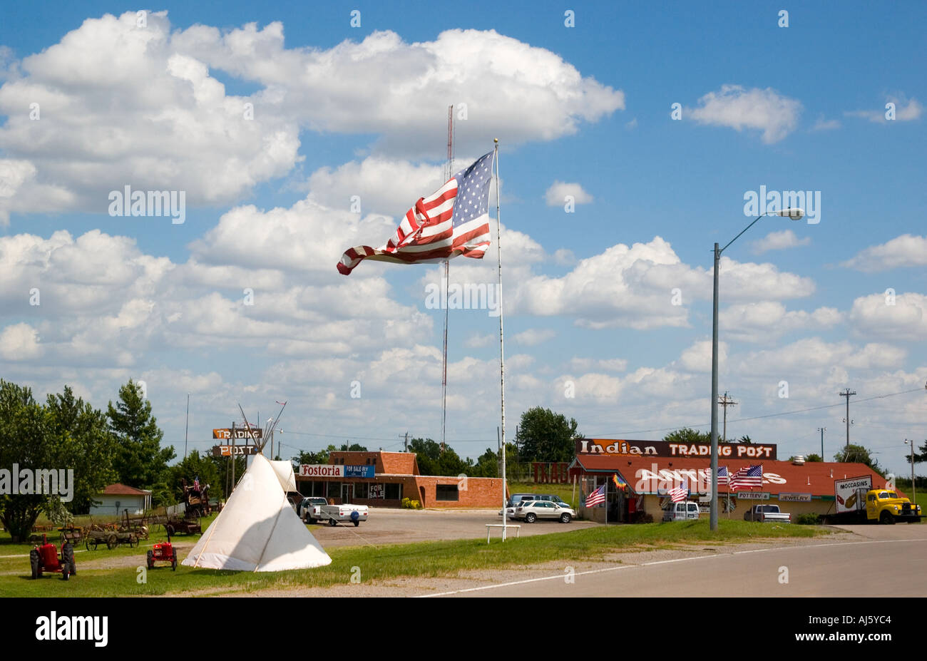 Storico Indian Trading Post sulla Route 66 negli Stati Uniti, che espone arte, artigianato e souvenir dei nativi americani. Foto Stock