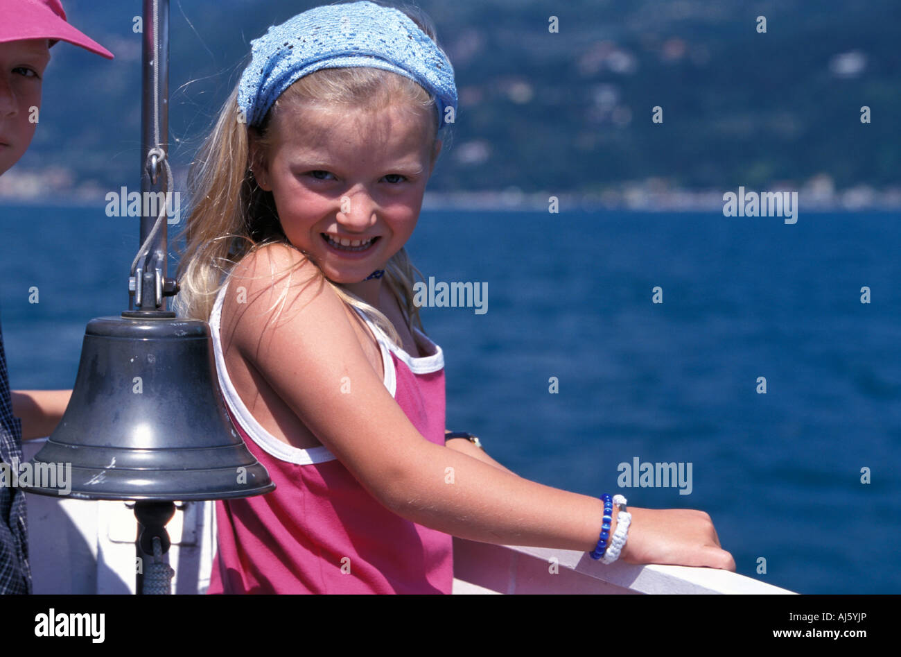Ritratto di una ragazza sul traghetto per Nago Torbole sul lago di Garda in provincia di Trento Italia Foto Stock